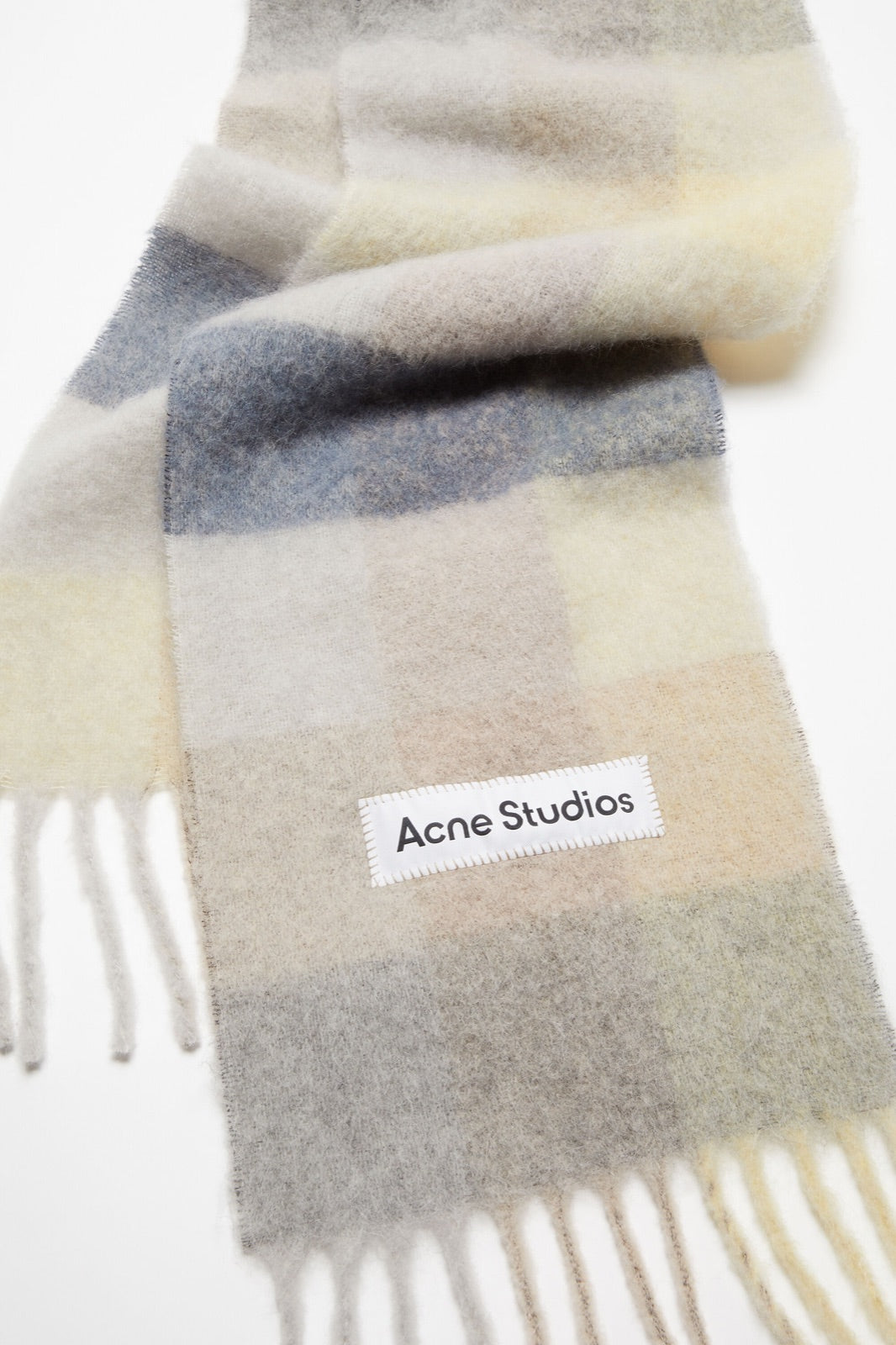Acne Studios მოჰერის უჯრედიანი შარფი