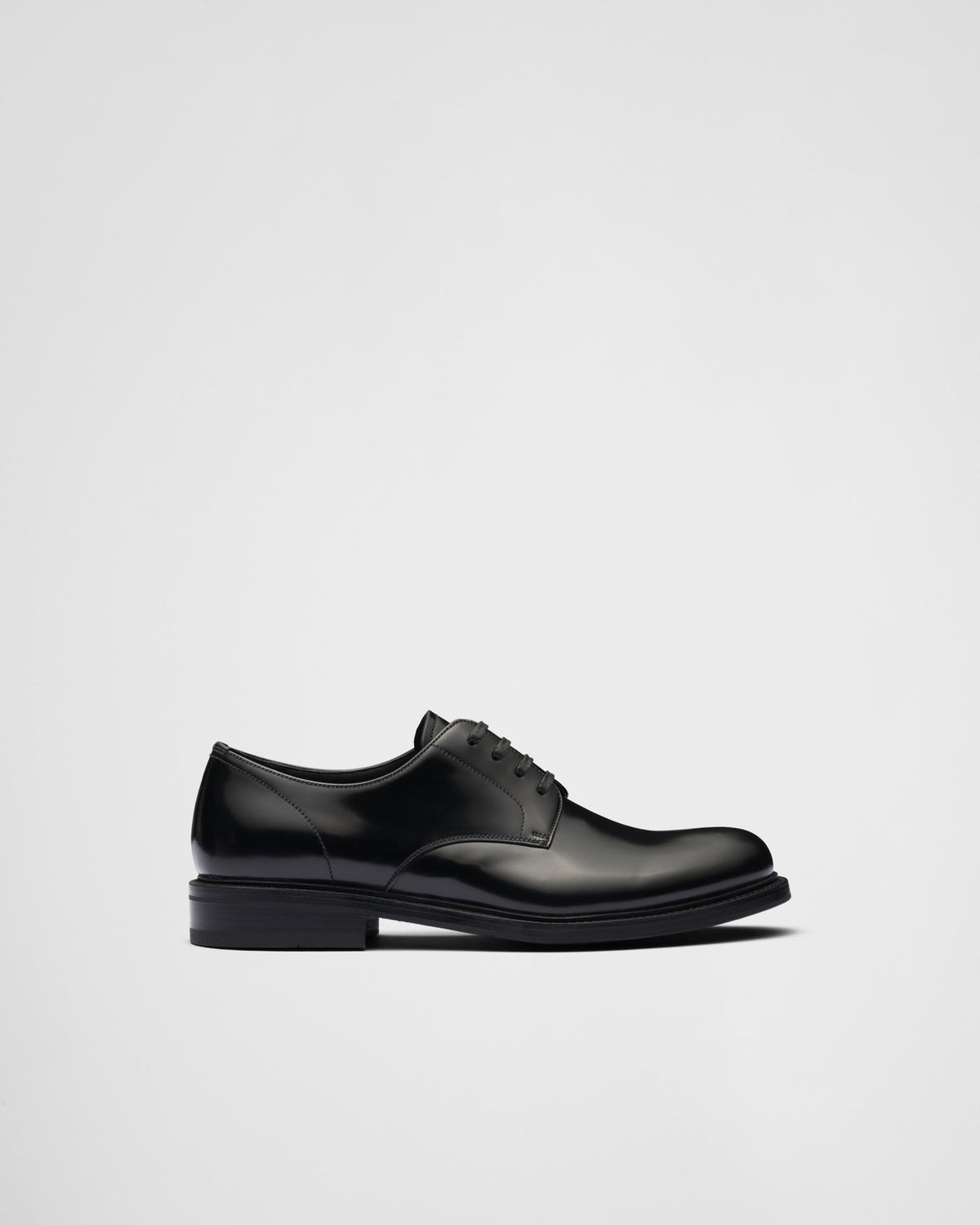 Prada პრიალა ტყავის ფეხსაცმელი ზონრებით