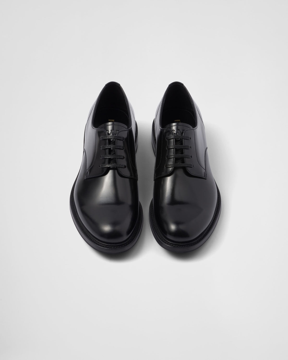 Prada პრიალა ტყავის ფეხსაცმელი ზონრებით